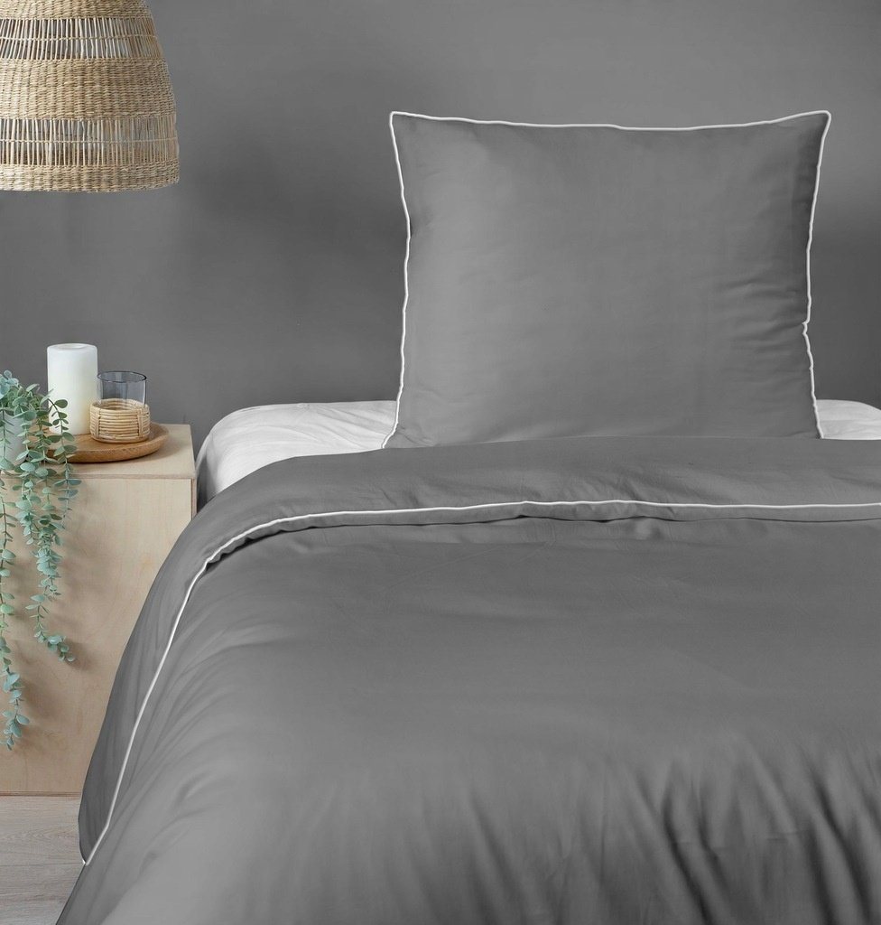 Zdjęcie przedstawiające Szara pościel satynowa z białą lamówką, miękka bawełna