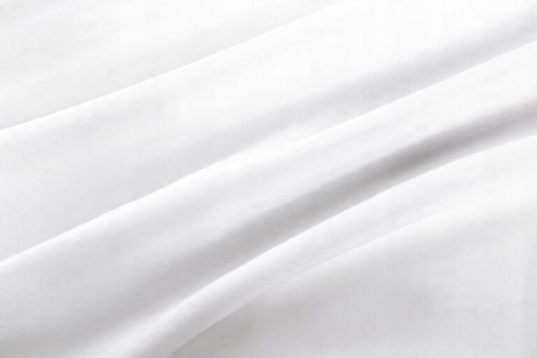 Zdjęcie przedstawiające Satynowe prześcieradło 100% bawełna białe, komfortowe