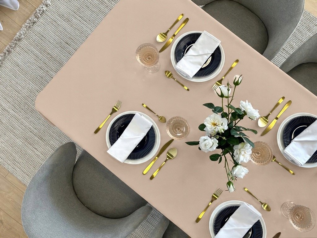 Zdjęcie przedstawiające Obrus ecru klasyczny, stylowy i trwały