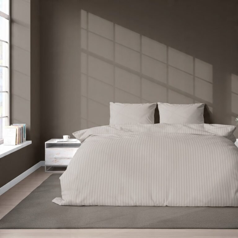 Zdjęcie przedstawiające Komplet pościeli adamaszkowej w kolorze beżowym, wzór w paski