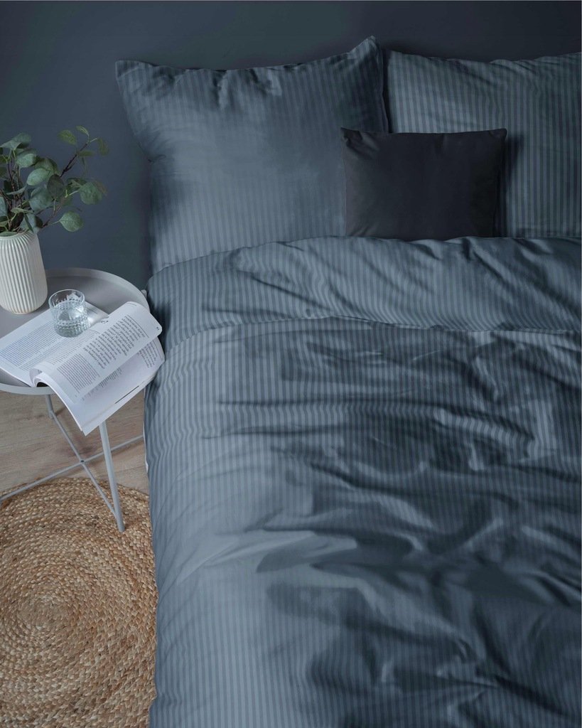 Zdjęcie przedstawiające Elegancka pościel z adamaszku – granatowy komplet 220x200