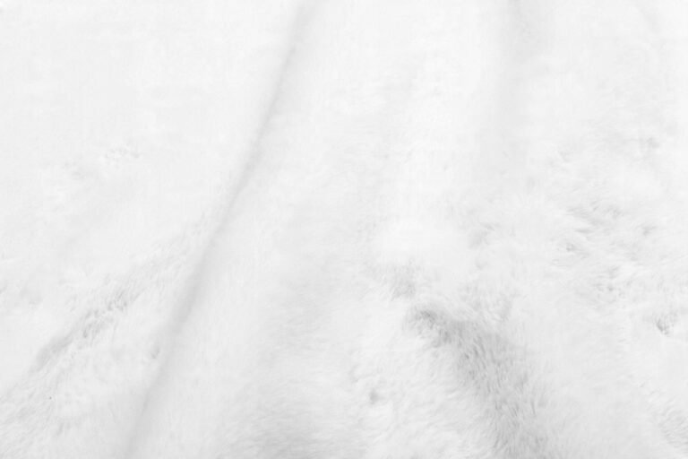 Zdjęcie przedstawiające Puszysty biały dywan Rabbit 40x60 cm – stylowy element aranżacji wnętrza