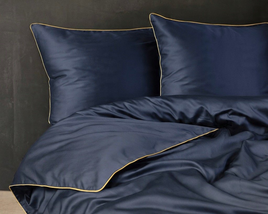 Zdjęcie przedstawiające Komplet pościeli z makosatyny w kolorze granatowym, gładki materiał i złota lamówka