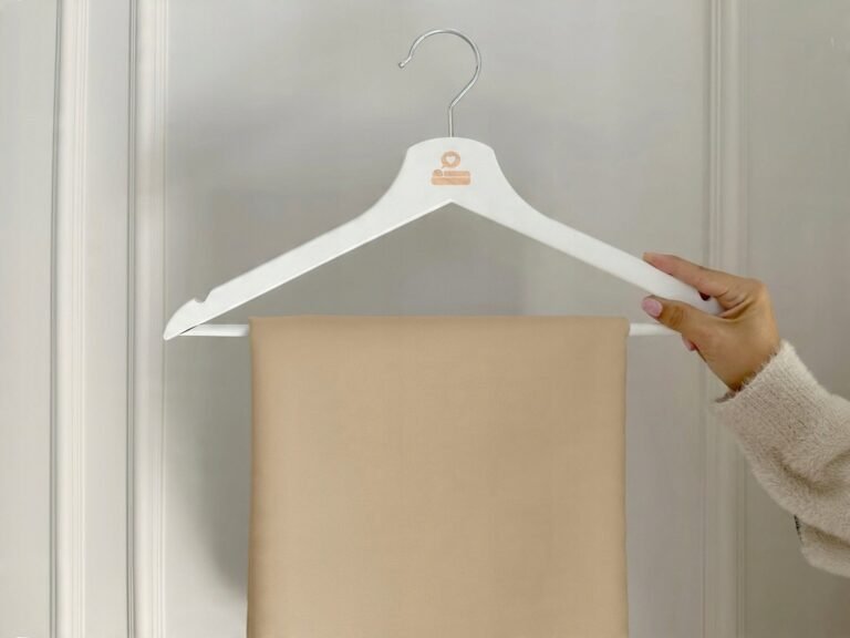 Zdjęcie przedstawiające Obrus beżowy elegancki, wykonany z wysokiej jakości tkaniny