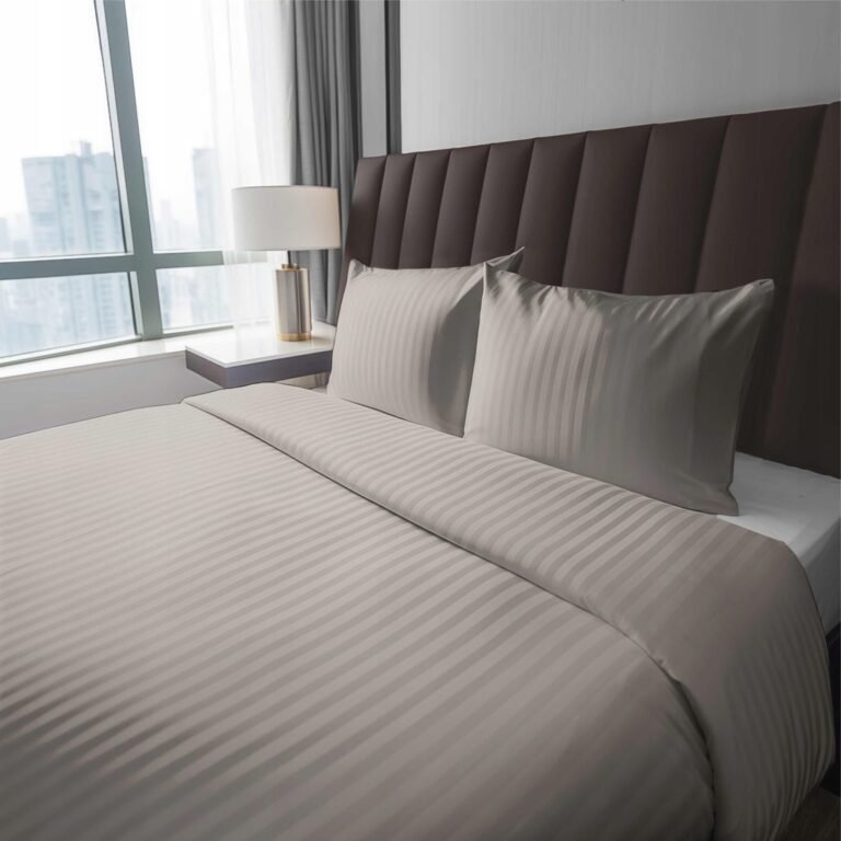 Zdjęcie przedstawiające Komplet pościeli do sypialni beżowy w subtelne paski