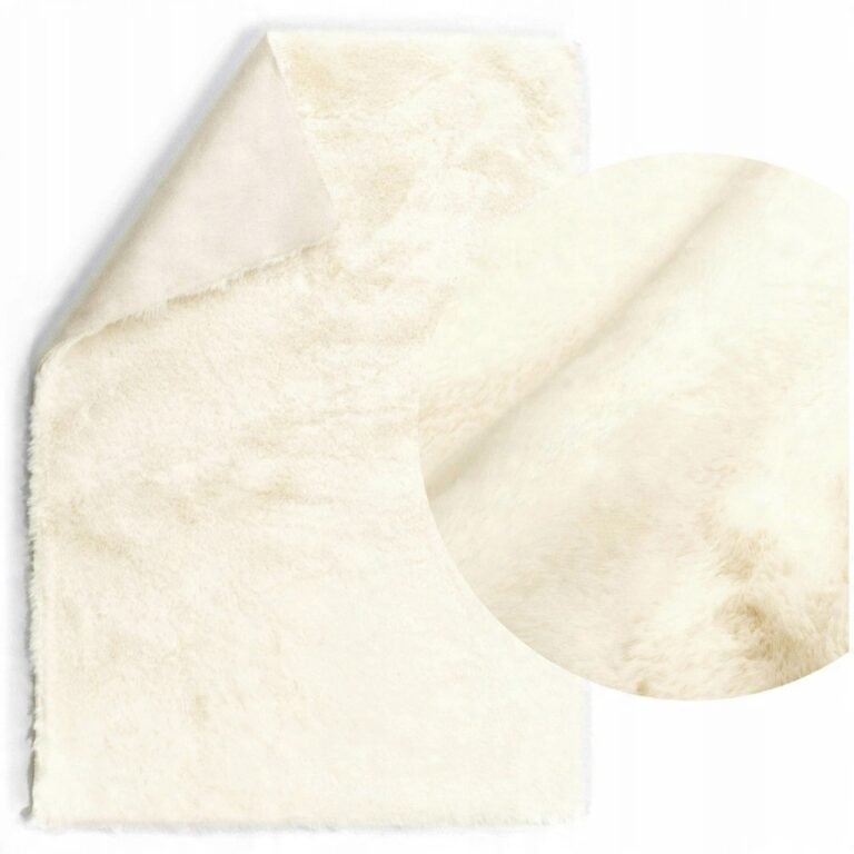 Zdjęcie przedstawiające Kremowy dywan futerkowy Rabbit 40x60 cm – miękki i przytulny dodatek do wnętrza