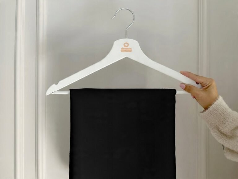 Zdjęcie przedstawiające Czarny obrus klasyczny SURBO – prosty i nowoczesny design