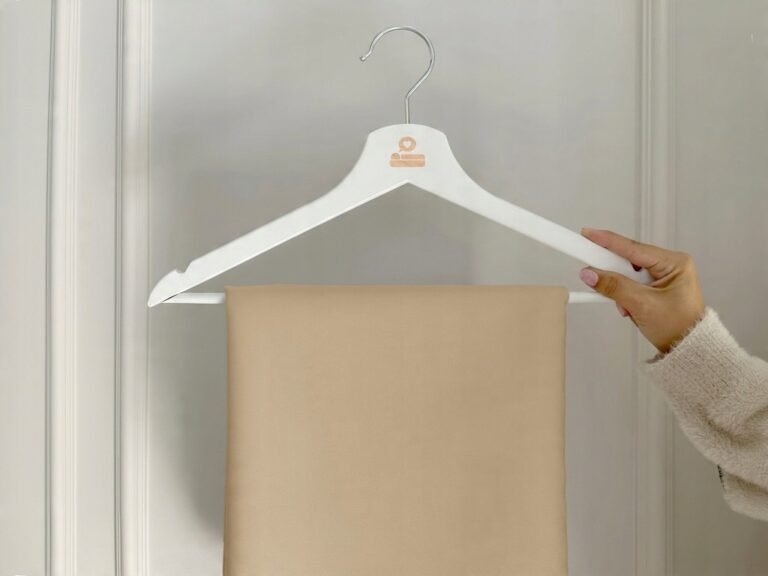 Zdjęcie przedstawiające Obrus beżowy prostokątny, odporny na zabrudzenia