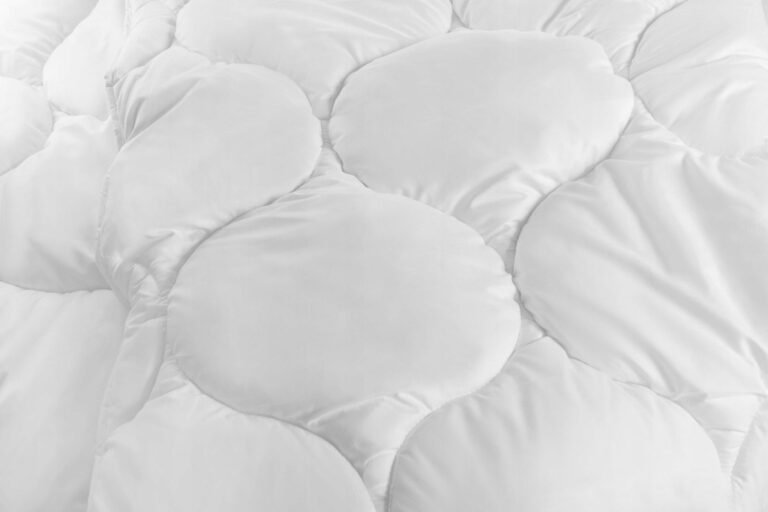 Zdjęcie przedstawiające Kołdra całoroczna 140x200 cm pikowana, lekka i ciepła, antyalergiczna – model LARS