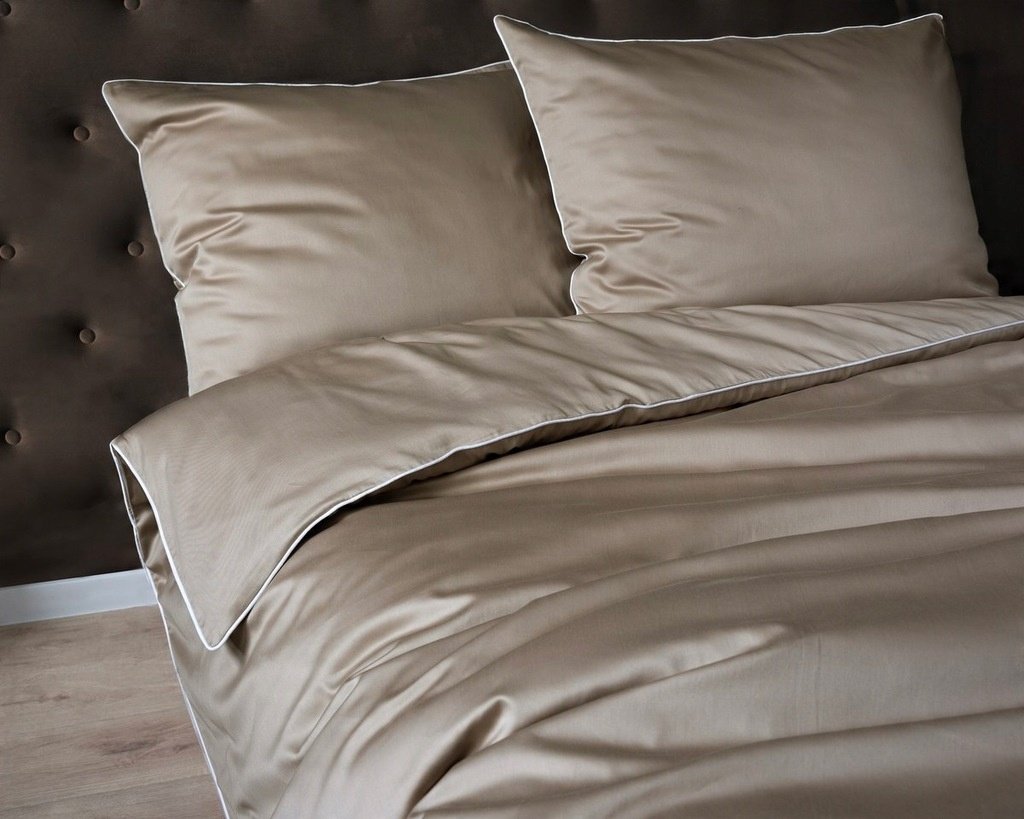 Zdjęcie przedstawiające Pościel makosatynowa 180x200 cm w kolorze taupe, delikatna tkanina i połysk
