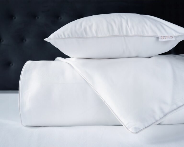 Zdjęcie przedstawiające Komplet pościeli białej makosatynowej, miękka i gładka tkanina