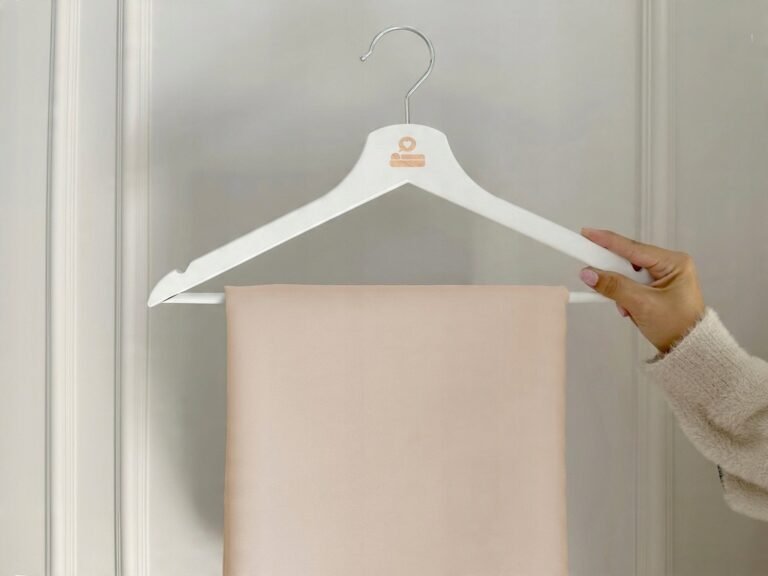 Zdjęcie przedstawiające Ecru obrus plamoodporny, modny i ponadczasowy