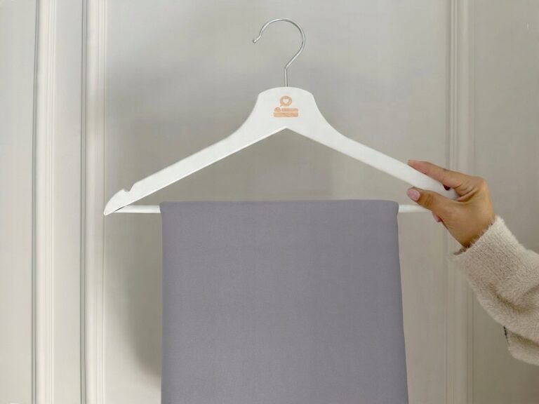 Zdjęcie przedstawiające Obrus jasnoszary z tkaniny poliestrowej, elegancki wygląd