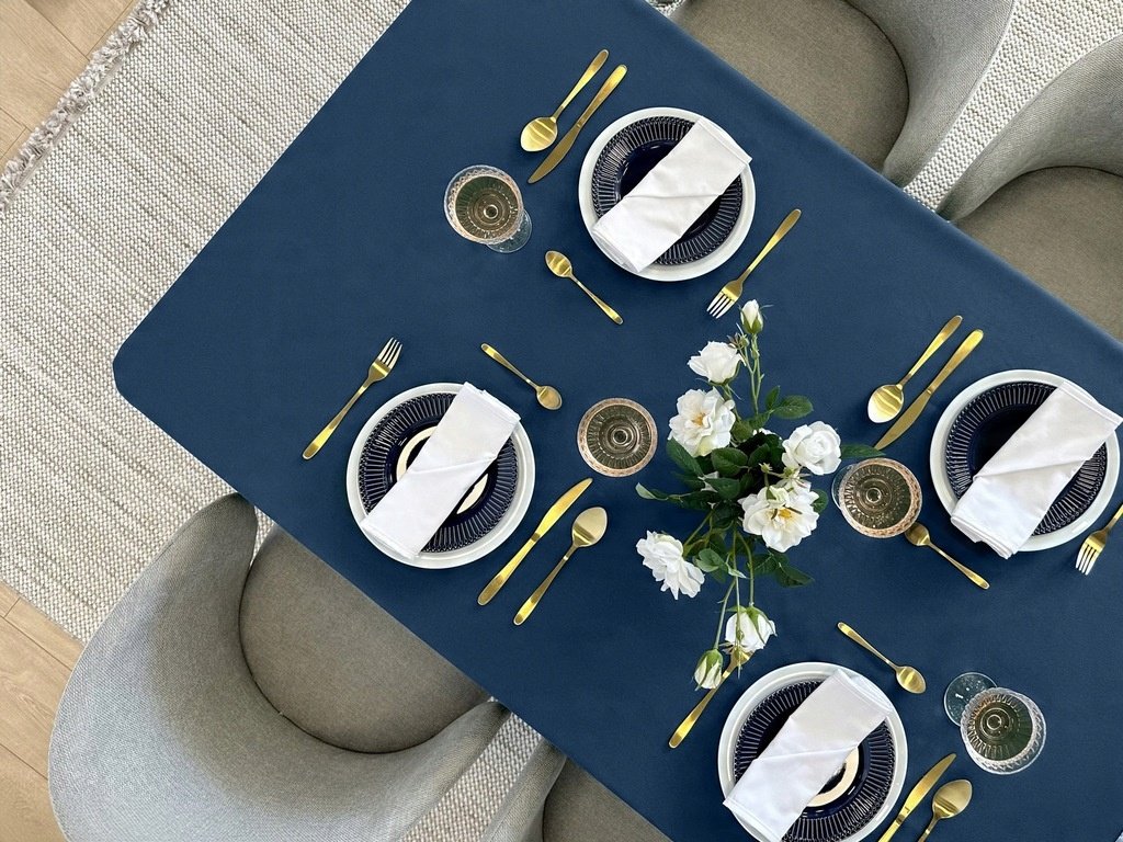 Zdjęcie przedstawiające Obrus granatowy o gładkiej strukturze, elegancki wygląd