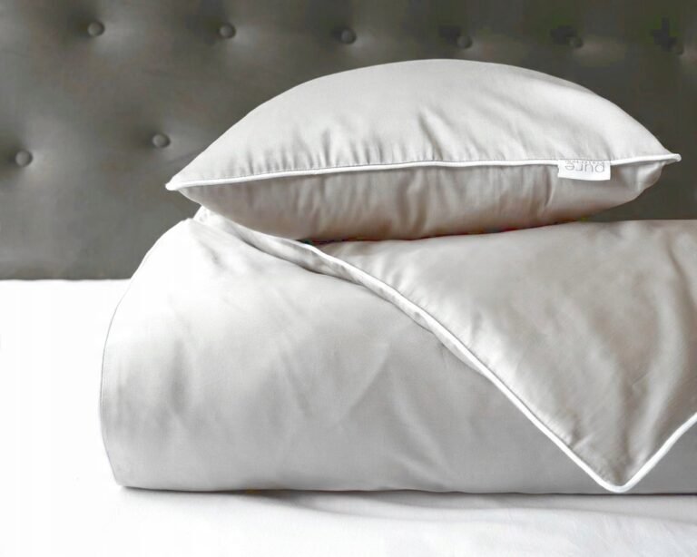 Zdjęcie przedstawiające Komplet pościeli satynowej jasnoszarej do sypialni