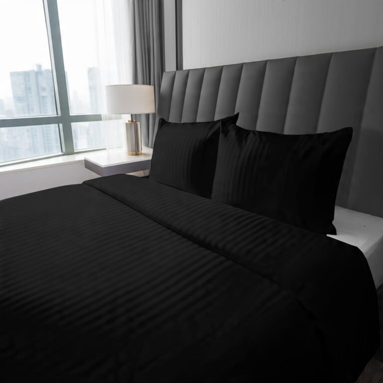 Zdjęcie przedstawiające Elegancki komplet pościeli czarnej 220x200 cm, wykonany z adamaszku 100% bawełna