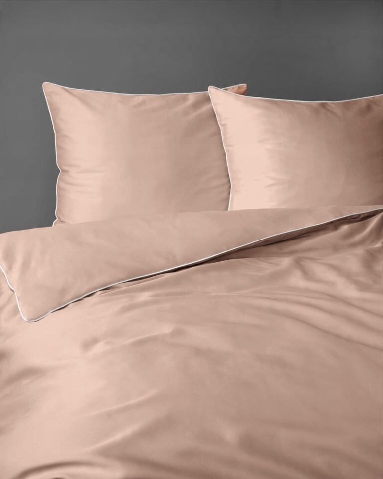 Zdjęcie przedstawiające Pościel makosatyna brzoskwinia z lamówką, przyjemna w dotyku