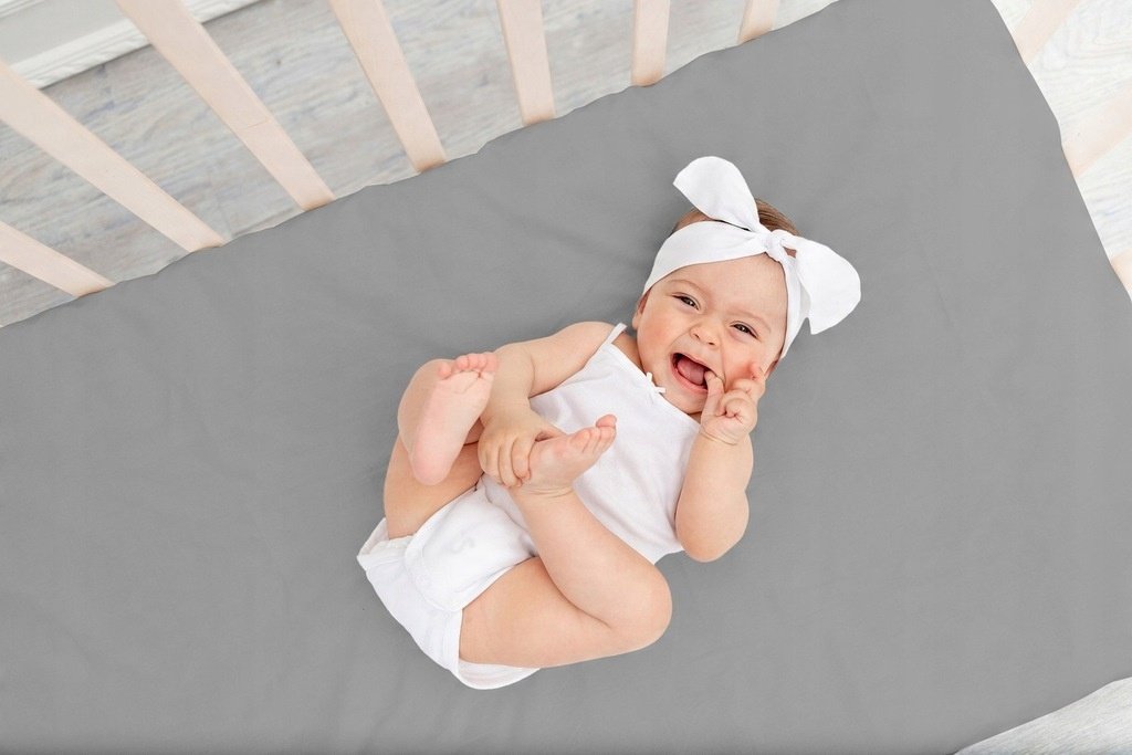 Zdjęcie przedstawiające Satynowe prześcieradło 90x200 cm z gumką na łóżko pojedyncze, szare