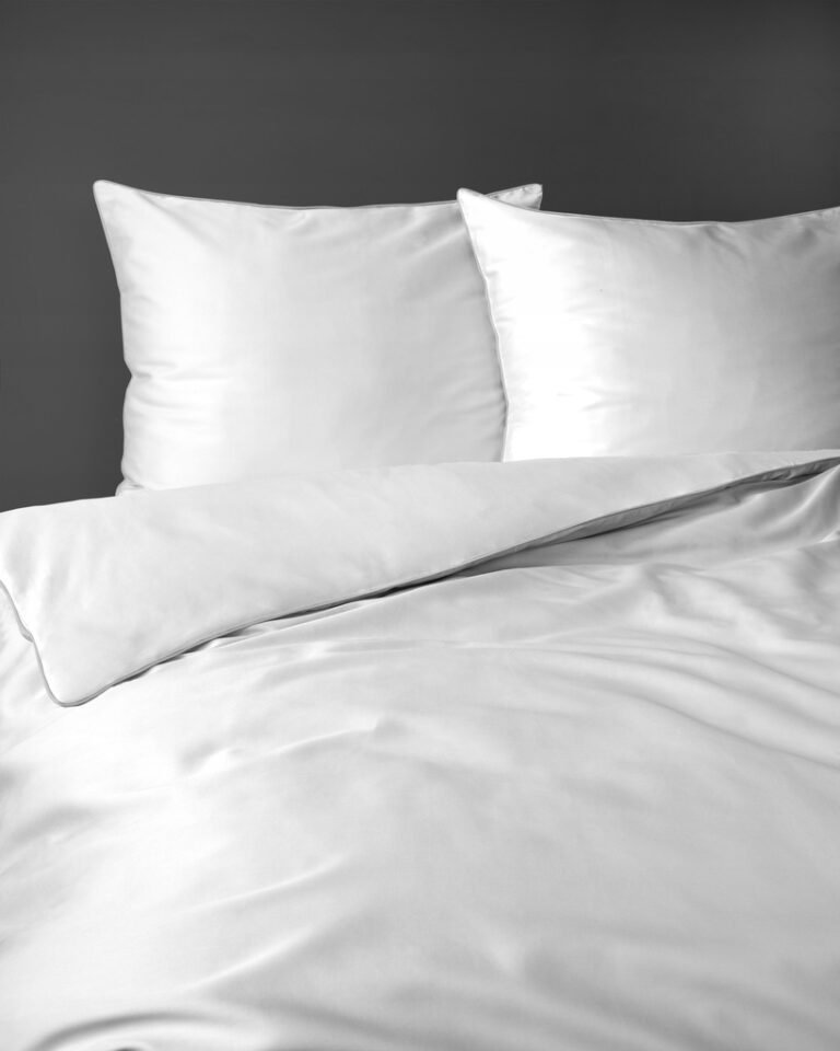 Zdjęcie przedstawiające Pościel biała 100% bawełna makosatyna z elegancką lamówką