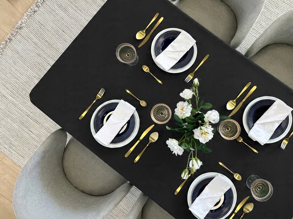 Zdjęcie przedstawiające Obrus w kolorze czarnym – eleganckie nakrycie stołu 120x260 cm