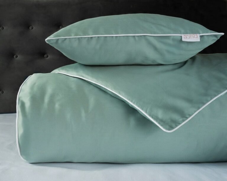 Zdjęcie przedstawiające Luksusowa pościel miętowa z połyskiem i lamówką