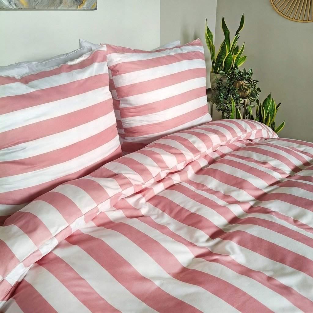 Zdjęcie przedstawiające Pościel mikrofibra różowa z białymi paskami
