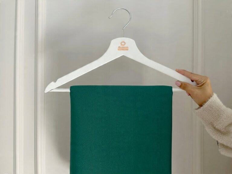 Zdjęcie przedstawiające Zielony obrus dekoracyjny, stylowy i funkcjonalny