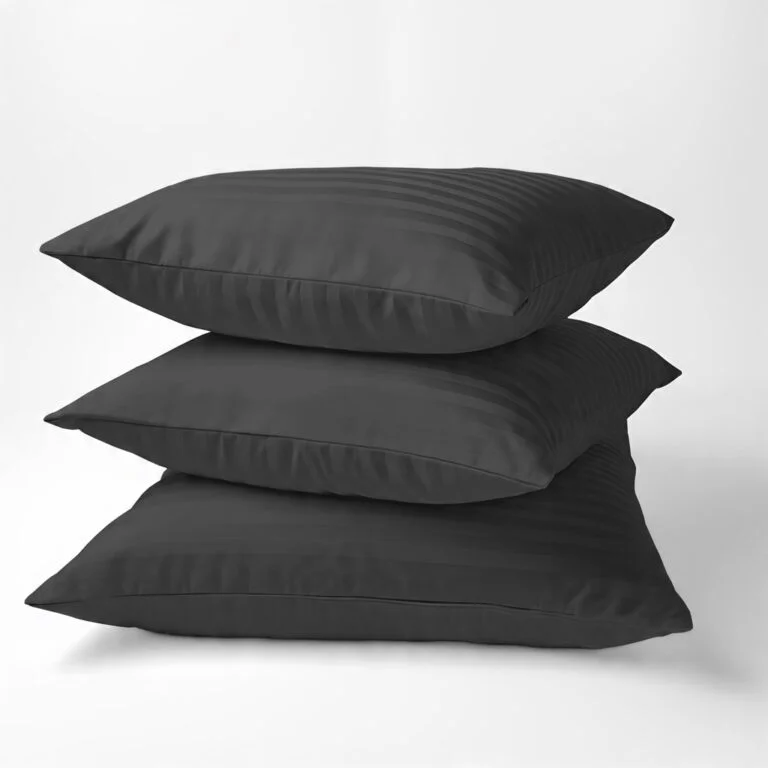 Zdjęcie przedstawiające Czarna poszewka na poduszkę 70x80 cm z adamaszku hotelowa 100% bawełna