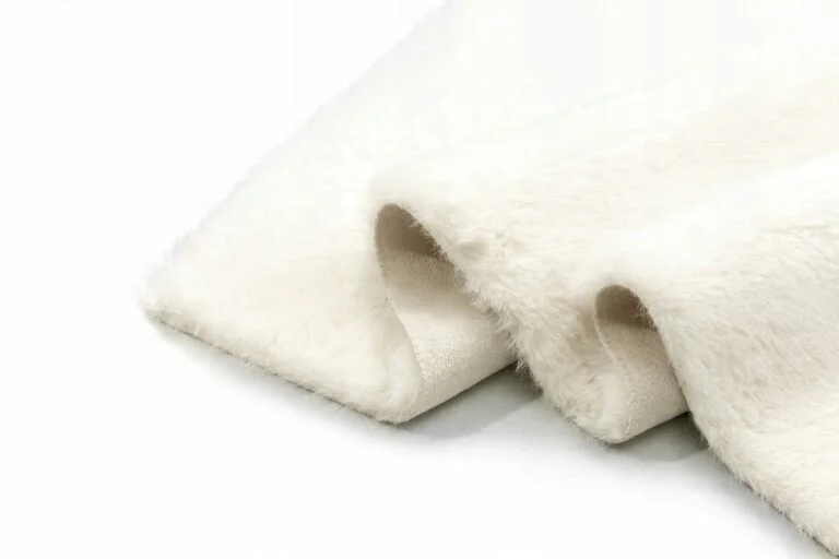 Zdjęcie przedstawiające Puszysty dywan Rabbit ecru – delikatny kolor i przyjemna tekstura