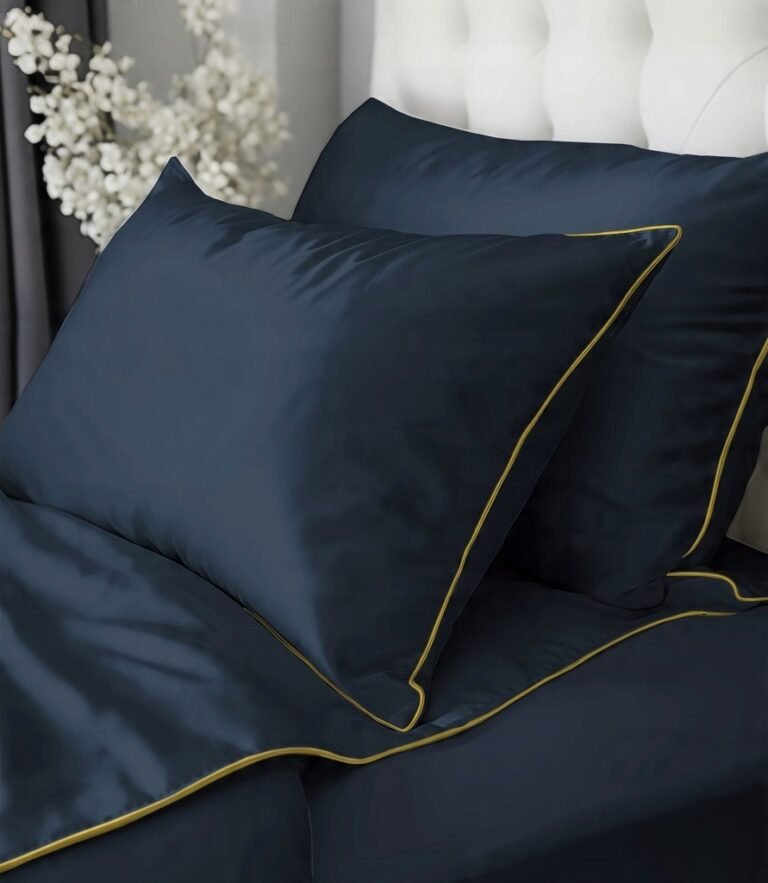 Zdjęcie przedstawiające Stylowa pościel granatowa 180x200 cm z dwiema poszewkami, miękka makosatyna bawełniana
