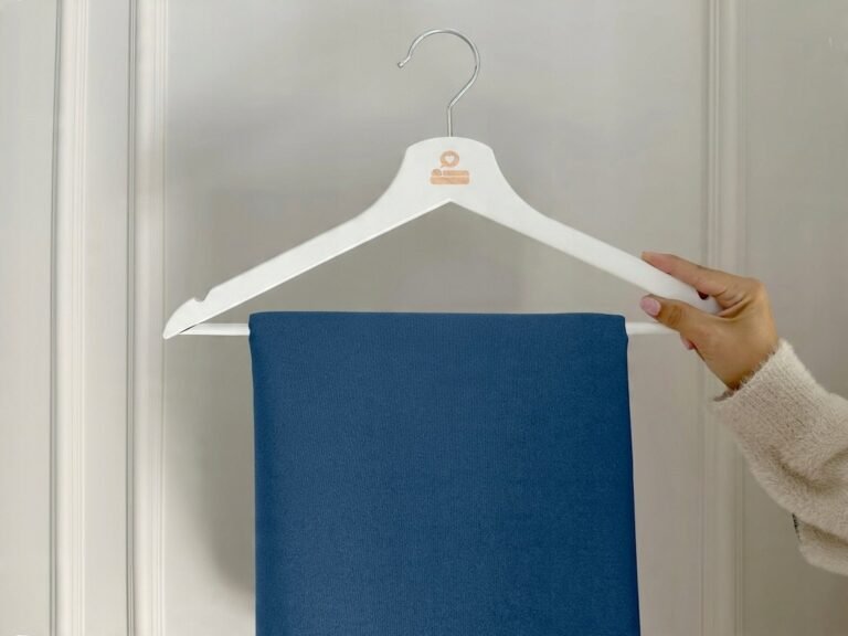 Zdjęcie przedstawiające Granatowy obrus plamoodporny, idealny do restauracji