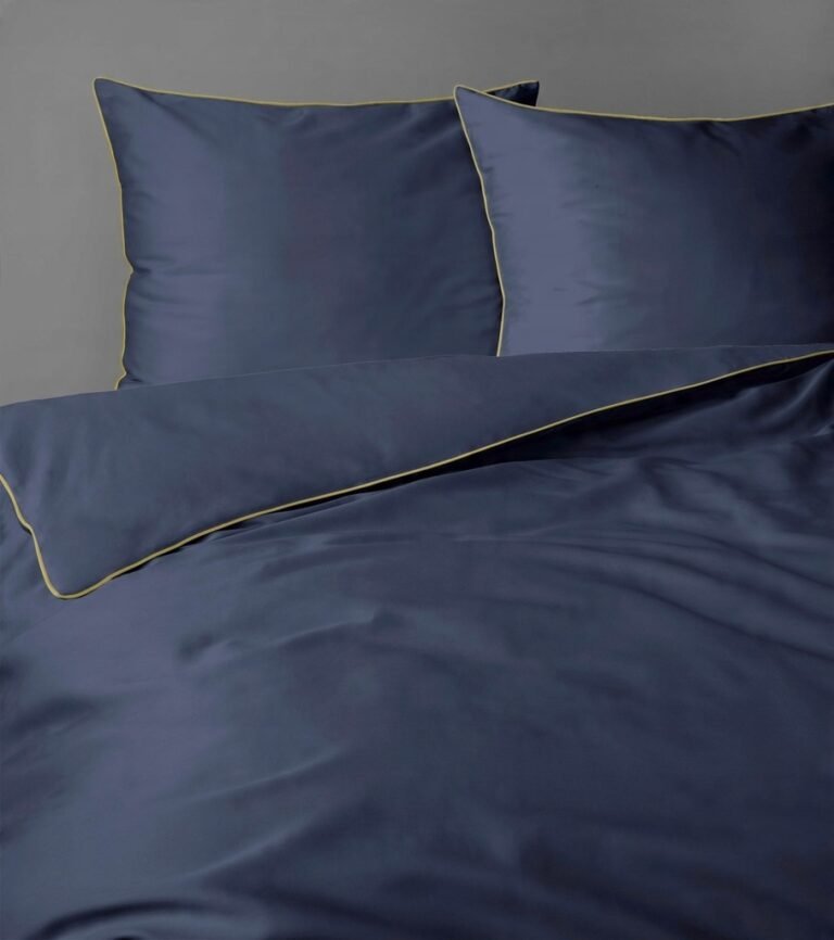 Zdjęcie przedstawiające Elegancka pościel w kolorze granatowym 180x200 cm, wykonana z makosatyny z lamówką