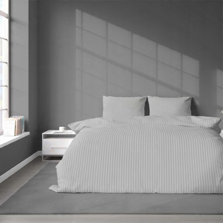 Zdjęcie przedstawiające Pościel adamaszkowa premium jasno szara 220x200 cm + 2 poszewki, eleganckie wykończenie