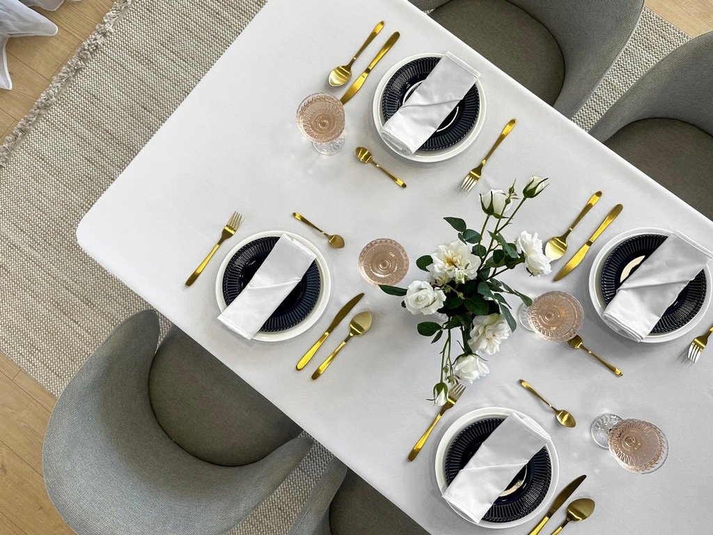 Zdjęcie przedstawiające Biały obrus plamoodporny, elegancki wybór do domu