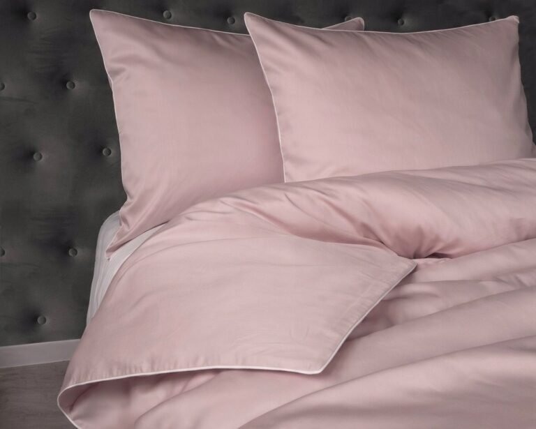 Zdjęcie przedstawiające Elegancka pościel pudrowy róż z białą lamówką