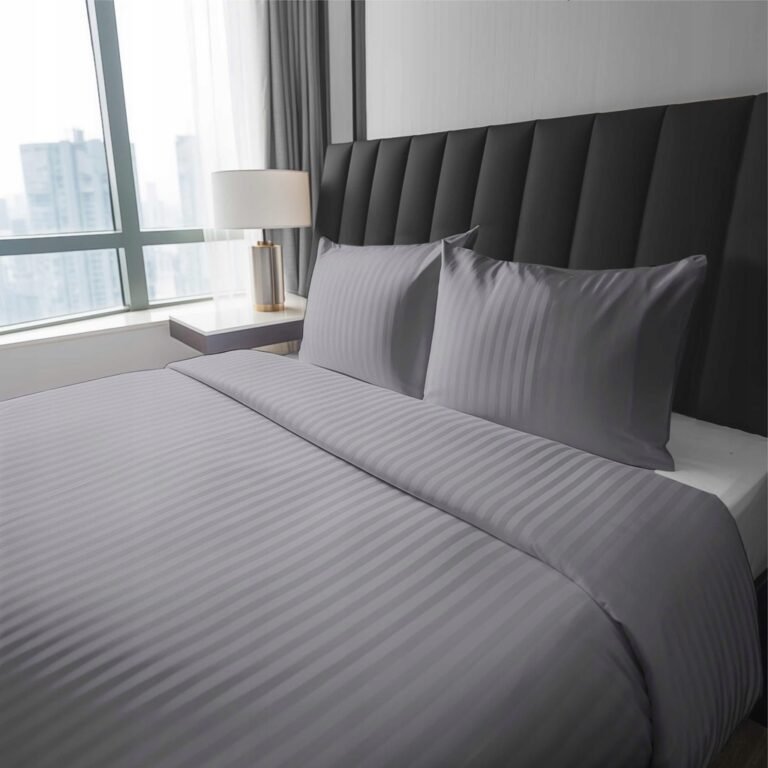 Zdjęcie przedstawiające Pościel premium szara adamaszek 220x200, elegancka sypialnia