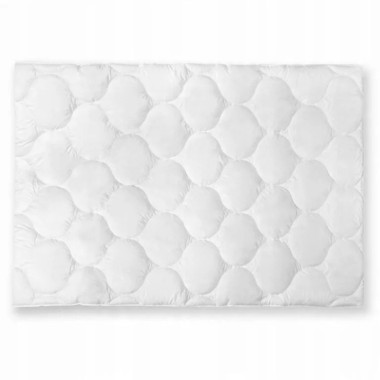 Zdjęcie przedstawiające Antyalergiczna kołdra całoroczna LARS 140x200 cm, lekka, miękka i oddychająca