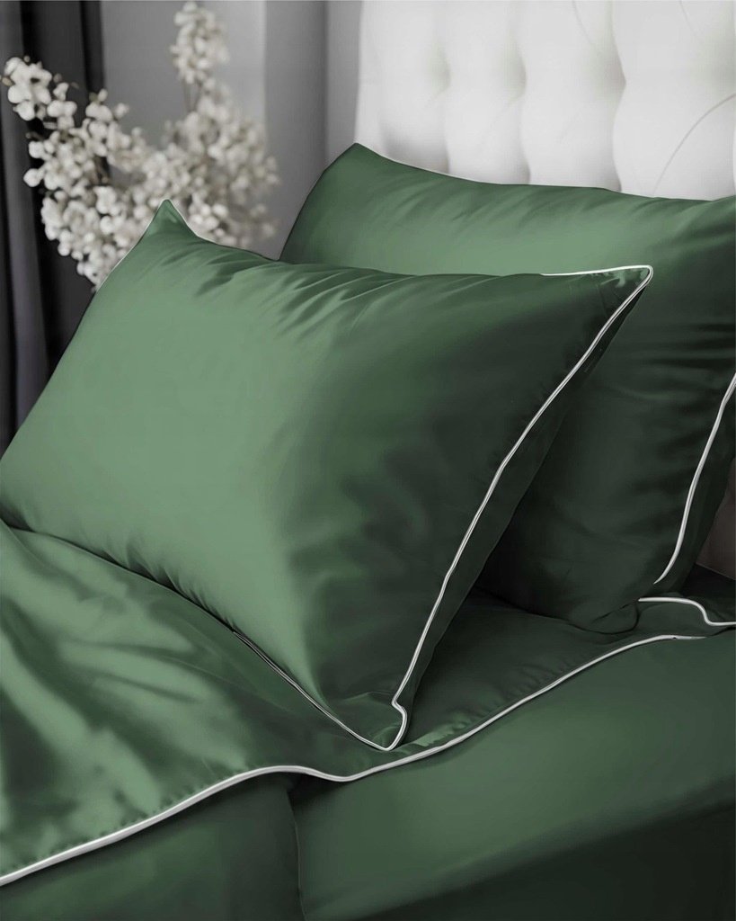 Zdjęcie przedstawiające Pościel satynowa zielona z ozdobną lamówką