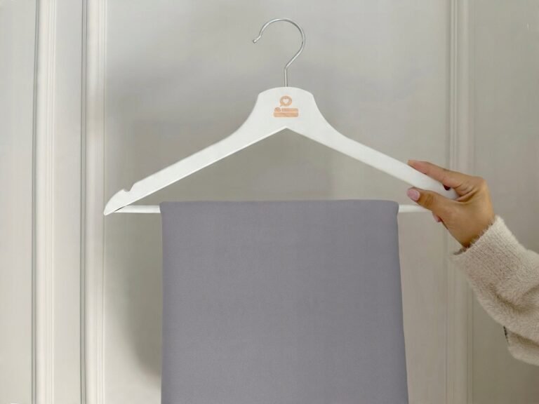 Zdjęcie przedstawiające Obrus jasnoszary klasyczny z tkaniny odpornej na plamy