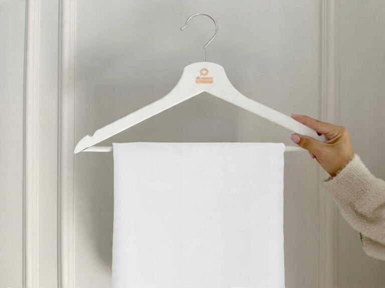 Zdjęcie przedstawiające Obrus biały z tkaniny poliestrowej, elegancki wygląd