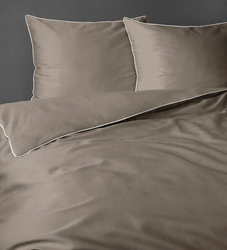 Zdjęcie przedstawiające Pościel makosatynowa taupe 180x200 cm + 2 poszewki, gładka i delikatna w dotyku