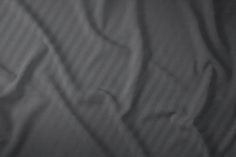 Zdjęcie przedstawiające Stylowa pościel adamaszkowa w odcieniu ciemnej szarości