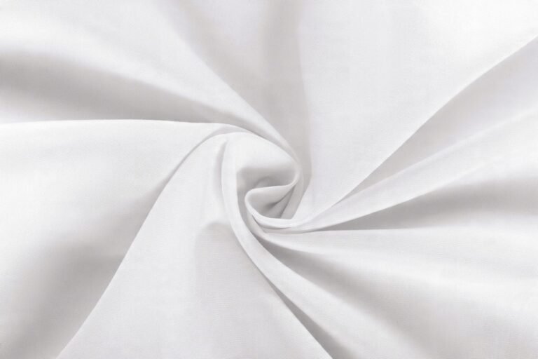 Zdjęcie przedstawiające Gładkie prześcieradło satynowe z gumką, kolor biały