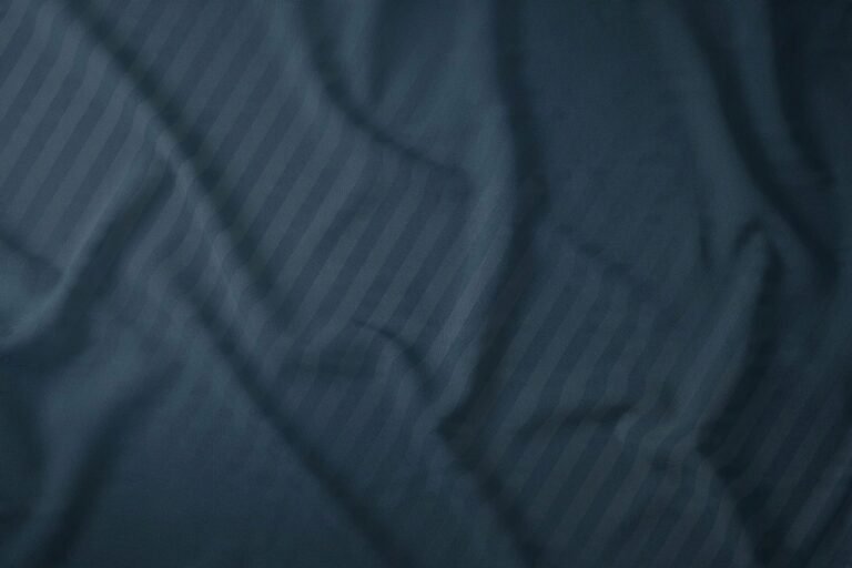 Zdjęcie przedstawiające Pościel granatowa z adamaszku – elegancja i komfort w sypialni