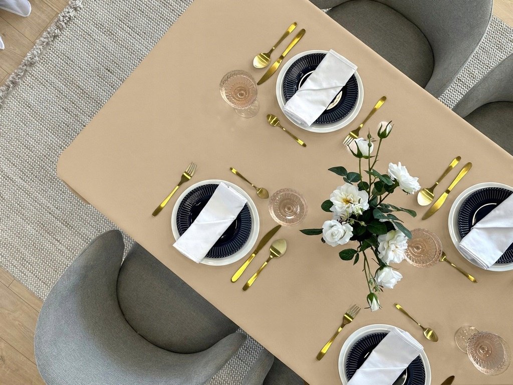 Zdjęcie przedstawiające Beżowy obrus plamoodporny, elegancki dodatek stołu