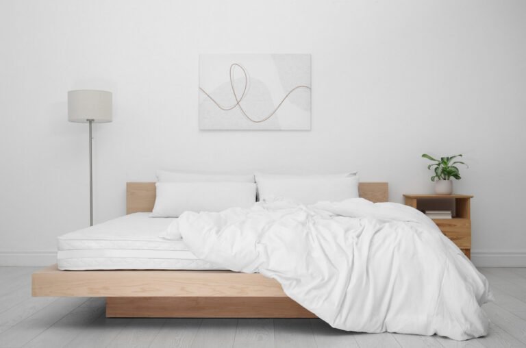 Zdjęcie przedstawiające Biała kołdra całoroczna z pikowanym wzorem w kształcie okręgów.