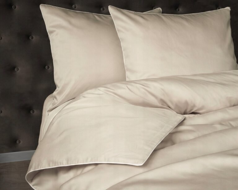 Zdjęcie przedstawiające Komplet pościeli beżowej z makosatyny 140x200 cm z elegancką lamówką