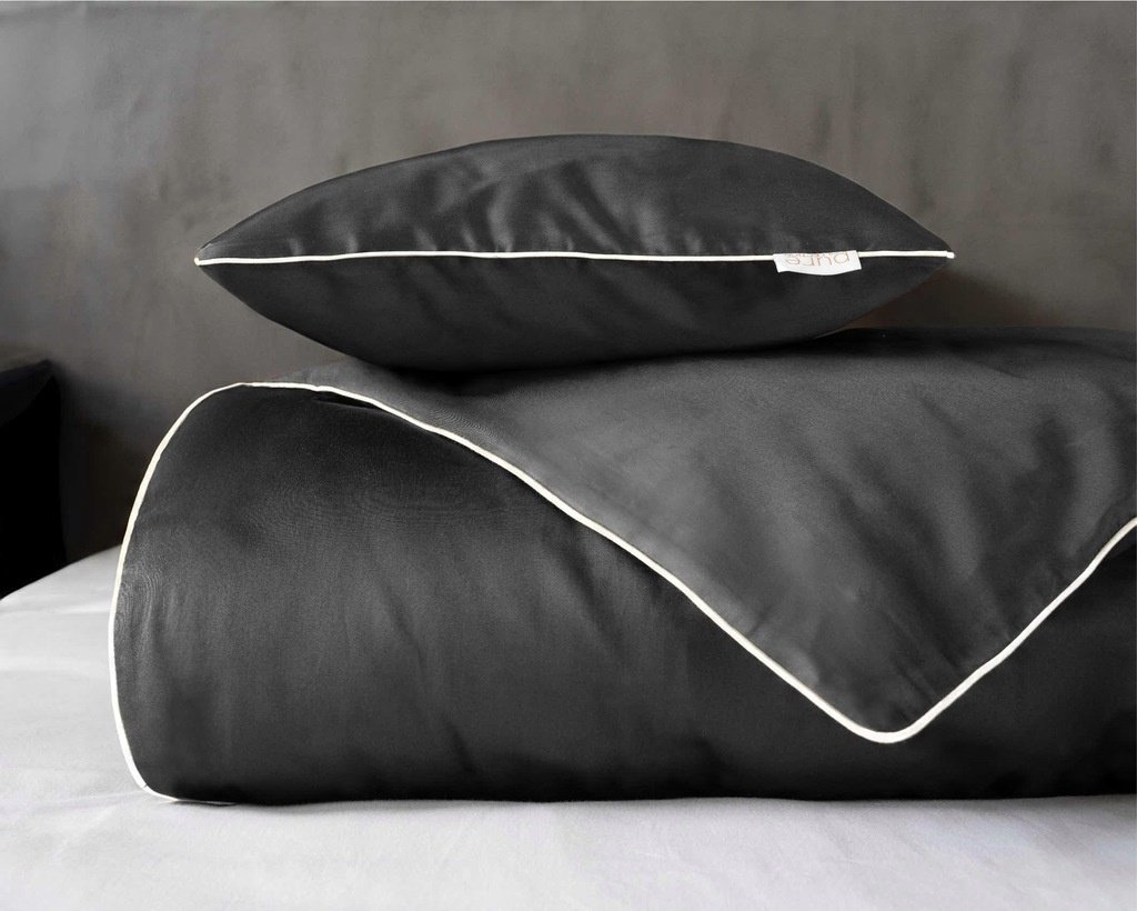 Zdjęcie przedstawiające Komplet pościeli 220x200 cm z dwiema poszewkami, kolor ciemnoszary, makosatyna bawełniana z białą lamówką – elegancki zestaw luksusowy