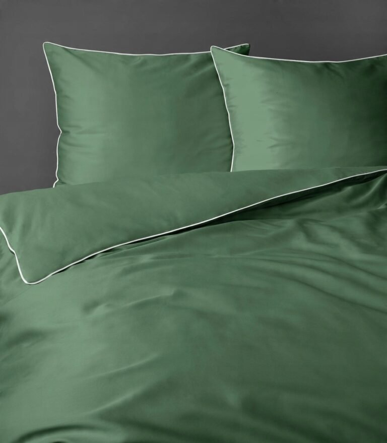 Zdjęcie przedstawiające Komplet pościeli 180x200 cm z dwiema poszewkami, kolor zielony, makosatyna bawełniana z elegancką białą lamówką – luksusowy zestaw pościeli