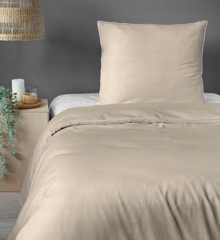 Zdjęcie przedstawiające Beżowy komplet pościeli 140x200 cm z jedną poszewką, satyna bawełniana z lamówką